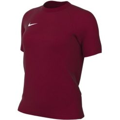 Koszulka damska Nike Dri-Fit Park VIII. Czerwone bluzki damskie Nike, bez wzorów, z poliesteru, sportowe, bez kołnierzyka, bez ramiączek. Za 66.99 zł.