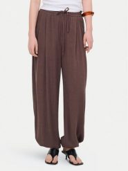 ONLY Spodnie materiałowe Siesta 15373197 Brązowy Regular Fit. Brązowe szorty damskie ONLY, bez wzorów, z materiału. Za 169.99 zł.