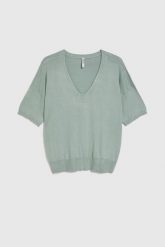 Sweter z krótkimi rękawami oliwkowy. Zielone swetry nierozpinane damskie MOODO, l, bez wzorów, z poliamidu, bez kołnierzyka, bez ramiączek. Za 89.99 zł.