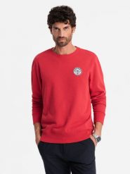Nierozpinana męska bluza dresowa z naszywką w stylu college – czerwona V1 OM-SSNZ-0134 - XXL. Czerwone bluzy męskie Ombre Clothing, l, z aplikacjami, z bawełny, casualowe, bez ramiączek, bez kaptura. W wyprzedaży za 79.99 zł.