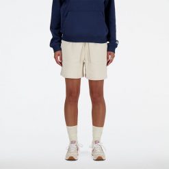 Spodenki damskie New Balance WS41508LIN – beżowe. Brązowe szorty damskie New Balance, bez wzorów, z bawełny, klasyczne, z podwyższonym stanem. Za 279.99 zł.