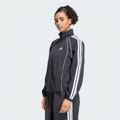 Kultowa bluza dresowa z tkaniny z 3 paskami. Zielone bluzy damskie Adidas, l, bez wzorów, z dresówki, eleganckie, bez ramiączek, bez kaptura. Za 329.00 zł.
