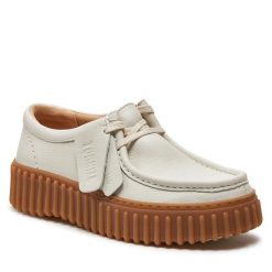 Półbuty Clarks. Półbuty damskie Clarks, bez wzorów, bez obcasa, na płaskiej podeszwie, bez zapięcia. Za 329.99 zł.