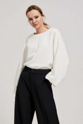 Bluza z bufiastymi rękawami perłowa. Białe bluzy damskie MOODO, l, bez wzorów, z elastanu, bez ramiączek, bez kaptura. W wyprzedaży za 59.99 zł.