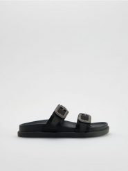 Klapki z klamrami - czarny. Czarne klapki damskie Reserved, bez wzorów, ze skóry, bez obcasa, bez zapięcia. W wyprzedaży za 39.99 zł.