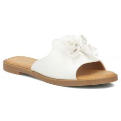 Klapki damskie z kwiatem białe Filippo DK7898. Białe klapki damskie Filippo, na lato, bez wzorów, ze skóry ekologicznej, bez obcasa, bez zapięcia. Za 129.99 zł.