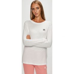 Adidas Originals - Bluzka. Białe bluzki damskie adidas Originals, bez wzorów, z bawełny, casualowe, bez kołnierzyka, bez ramiączek. W wyprzedaży za 99.90 zł.
