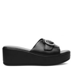 Klapki Lasocki. Czarne klapki damskie Lasocki, bez wzorów, bez obcasa, bez zapięcia. Za 159.99 zł.