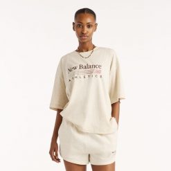 Koszulka damska New Balance WT6297MKLIT – beżowa. Brązowe bluzki damskie New Balance, l, bez wzorów, z materiału, eleganckie, bez kołnierzyka, bez ramiączek. Za 179.99 zł.