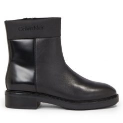 Botki Calvin Klein. Czarne botki damskie Calvin Klein, bez wzorów, bez obcasa, na płaskiej podeszwie, bez zapięcia. Za 929.99 zł.