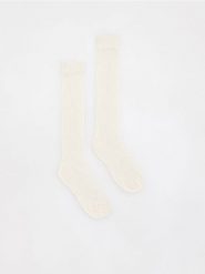 Ażurowe skarpetki - złamana biel. Skarpetki damskie Reserved, w ażurowe wzory. W wyprzedaży za 22.99 zł.