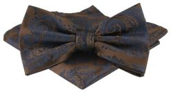 Mucha Męska z Poszetką w Zestawie - Alties - Brązowa, Granatowy Wzór Paisley. Brązowe krawaty i muchy Alties, bez wzorów, eleganckie. Za 65.00 zł.