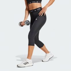 Legginsy capri TECHFIT. Czarne legginsy damskie Adidas, bez wzorów, z materiału. Za 179.00 zł.