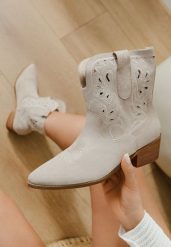 Jasnobeżowe Botki Vices na Obcasie w Stylu Kowbojek z Haftem Nelithraea. Brązowe botki damskie Born2be, na jesień, bez wzorów, z jeansu, eleganckie, bez obcasa, na obcasie, bez zapięcia. Za 109.99 zł.