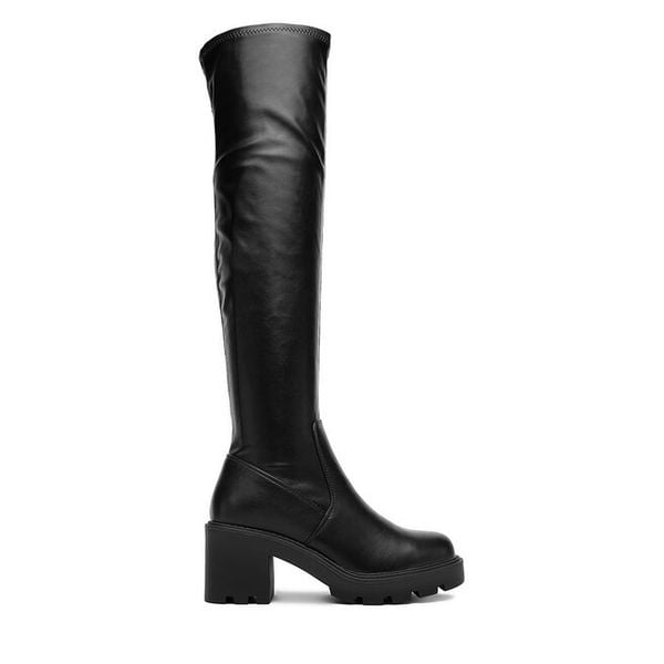 Kozaki DeeZee. Czarne kozaki damskie DeeZee, bez wzorów, bez obcasa, na słupku, bez zapięcia. Za 199.99 zł.