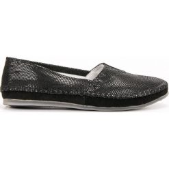 Filippo Czarne Skórzane Trampki Slip. Czarne trampki i tenisówki damskie Filippo, bez wzorów, bez zapięcia. W wyprzedaży za 139.00 zł.