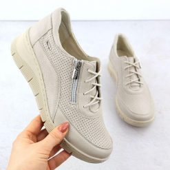 Skórzane półbuty damskie na koturnie perforowane ekri Helios 427. Półbuty damskie Helios, bez wzorów, ze skóry, bez obcasa, na koturnie, bez zapięcia. Za 419.99 zł.