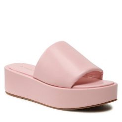 Klapki DeeZee. Czerwone klapki damskie DeeZee, bez wzorów, bez obcasa, bez zapięcia. Za 139.99 zł.
