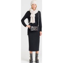 CZARNA SUKIENKA TRUSARDI JEANS Z FRĘDZLAMI. Czarne sukienki damskie TRUSSARDI JEANS, na imprezę, l, z aplikacjami, z jeansu, bez kołnierzyka, bez ramiączek, midi, dopasowane. Za 275.00 zł.