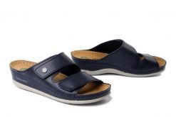 DR. BRINKMANN 700777-05 blau, klapki damskie. Niebieskie klapki damskie Dr. Brinkmann, na lato, bez wzorów, ze skóry, bez obcasa, bez zapięcia. Za 229.90 zł.