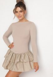 Beżowa Rozkloszowana Sukienka z Długim Rękawem i Falbanką Reonaria. Brązowe sukienki damskie Born2be, na co dzień, bez wzorów, eleganckie, bez kołnierzyka, bez ramiączek, mini, rozkloszowane. Za 89.99 zł.