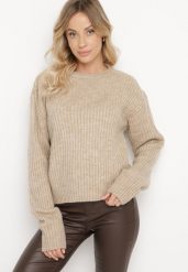 Beżowy Sweter o Pudełkowym Kroju z Prążkowanym Tłoczeniem Omelis. Brązowe swetry nierozpinane damskie Born2be, m, bez wzorów, z jeansu, eleganckie, bez kołnierzyka, bez ramiączek. Za 99.99 zł.