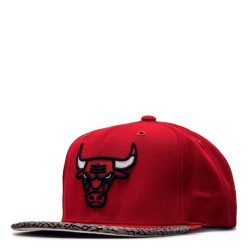 Czapka z daszkiem Mitchell & Ness Snapback Chicago Bulls 6HSSMM19505-CBUSCWH. Czerwone czapki damskie Mitchell & Ness, bez wzorów, sportowe. Za 149.00 zł.