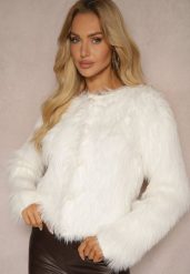 Biały Puchaty Kardigan Futrzany z Ozdobnymi Guziczkami Nelilla. Białe kardigany damskie Renee, bez wzorów, z futra, klasyczne, bez kołnierzyka. Za 169.99 zł.
