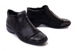 RIEKER 58388-01 black, botki damskie. Czarne botki damskie Rieker, na zimę, bez wzorów, bez obcasa, na obcasie, bez zapięcia. Za 359.90 zł.