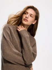 Wełniany sweter - brązowy. Brązowe swetry nierozpinane damskie Reserved, l, bez wzorów, z wełny, bez kołnierzyka, bez ramiączek. Za 219.99 zł.