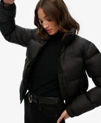 Superdry Czarna pikowana kurtka – Slim, wodoodporna, ocieplana. Czarne kurtki męskie Superdry, bez wzorów, z nylonu, bez kaptura. Za 485.30 zł.
