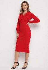 Czerwona Dopasowana Sukienka Koktajlowa z Kopertowym Dekoltem Redalia. Czerwone sukienki damskie Born2be, na imprezę, l, bez wzorów, eleganckie, bez kołnierzyka, bez ramiączek, midi, dopasowane. Za 129.99 zł.