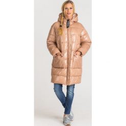 PŁASZCZ PIKOWANY PINKO. Brązowe płaszcze damskie Pinko, bez wzorów, z materiału, bez kołnierzyka, z kapturem. Za 1,489.00 zł.
