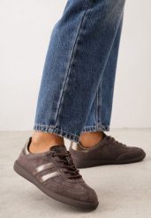 Ciemnobrązowe Sneakersy Retro Tenisówki z Zamszu Naturalnego ze Skórzaną Wkładką Celarge. Brązowe trampki i tenisówki damskie Born2be, bez wzorów, z jeansu, bez zapięcia. Za 199.99 zł.