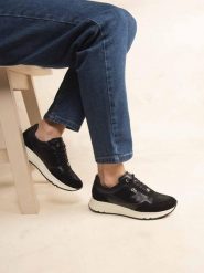 Damskie skórzane buty sportowe TBS Blondie. Czarne obuwie trekkingowe damskie TBS, z gumy, bez zapięcia. Za 322.30 zł.