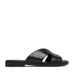 Klapki Lasocki. Czarne klapki damskie Lasocki, bez wzorów, bez obcasa, bez zapięcia. Za 149.99 zł.