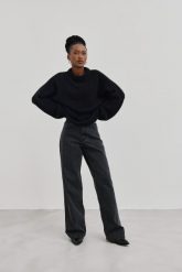 Spodnie jeansowe z szerokimi nogawkami w kolorze WASHED BLACK - MANHATTAN-L. Czarne spodnie materiałowe damskie Marsala, z aplikacjami, z denimu, casualowe. Za 459.90 zł.