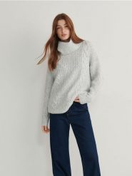 Sweter oversize z golfem - jasnoszary. Szare swetry nierozpinane damskie Reserved, l, bez wzorów, z dzianiny, bez kołnierzyka, bez ramiączek. W wyprzedaży za 39.99 zł.