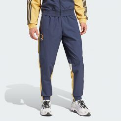 Spodnie dresowe Juventus Seasonal. Fioletowe spodnie sportowe męskie Adidas, s, bez wzorów, z dresówki, do piłki nożnej. Za 329.00 zł.