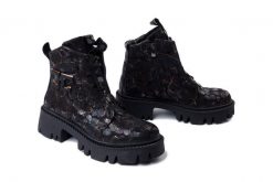 ARTIKER RELAKS 57C2084 czarny, botki damskie. Czarne botki damskie Artiker Relaks, bez wzorów, ze skóry, bez obcasa, na obcasie, bez zapięcia. Za 400.41 zł.