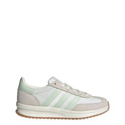 Buty RUN 70s 2.0. Białe obuwie trekkingowe damskie Adidas, ze skóry, bez zapięcia. W wyprzedaży za 277.00 zł.