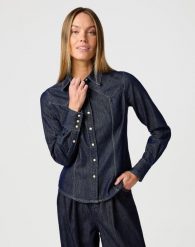 DAMSKA KOSZULA JEANSOWA WRANGLER EXAG YOKE SHIRT SADDLE 112362846. Koszule damskie Wrangler, xs, bez wzorów, z jeansu, bez kołnierzyka, bez ramiączek. Za 169.99 zł.