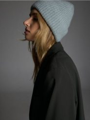 Czapka beanie - ciemny turkus. Czapki damskie Reserved, bez wzorów. W wyprzedaży za 17.99 zł.