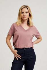 T-shirt z dekoltem w serek różowy. Czerwone t-shirty damskie MOODO, s, bez wzorów, z bawełny, bez kołnierzyka, bez ramiączek. W wyprzedaży za 19.99 zł.