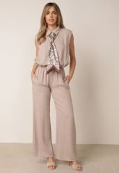 Ciemnobeżowy Letni Komplet Elegancki z Wiskozy Koszula Bez Rękawów Spodnie i Apaszka Pelena. Brązowe koszule damskie Born2be, bez wzorów, z satyny, eleganckie, bez kołnierzyka, bez ramiączek. Za 219.99 zł.