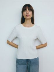 Sweter z wiskozą - złamana biel. Swetry nierozpinane damskie Reserved, l, bez wzorów, z wiskozy, bez kołnierzyka, bez ramiączek. W wyprzedaży za 55.99 zł.