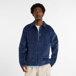 Kurtka męska New Balance MT53524NNY – granatowa. Niebieskie kurtki męskie New Balance, l, bez wzorów, z bawełny, klasyczne, bez kaptura. Za 649.99 zł.