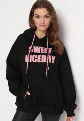 Czarna Bluza Kangurka z Kapturem i Ozdobnym Napisem Nuriga. Czarne bluzy damskie Born2be, na zimę, bez wzorów, z dzianiny, casualowe, bez ramiączek, z kapturem. Za 109.99 zł.