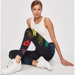 Nike Sportswear - Legginsy. Czarne legginsy damskie Nike Sportswear, bez wzorów, z bawełny. Za 139.90 zł.