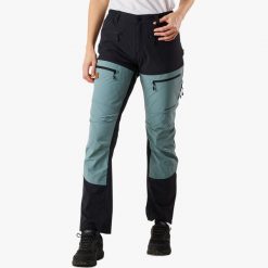 Spodnie outdoor Hiking damska Swedemount Lofoten Stretch Pants szybkoschnące. Czarne spodnie sportowe damskie SWEDEMOUNT, na lato, bez wzorów, z tkaniny, sportowe, outdoorowe. Za 399.99 zł.